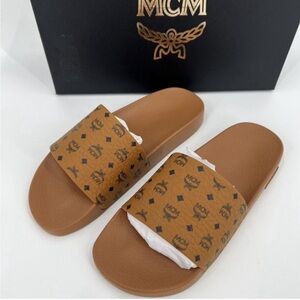 MCM Men's Cognac Brown Monogram Print Rubber Slides sz 42 US 9 Logo Sandals NEW